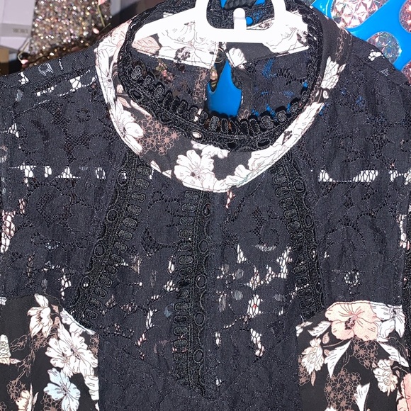 NWOT Self Esteem Black Floral & Lace Detail Sleeveless Halter Style Keyhole Top - Picture 5 of 11